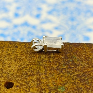Collar con colgante de plata 925 de piedra lunar arcoíris con forma de rectángulo, colgantes de plata pequeños con ajuste de bisel de puntas finas artesanales - Product Image 4
