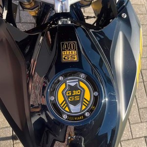 Adesivo Logo 3D Impermeabile Personalizzato per Tappo Serbatoio BMW G 310 GS 40° Anniversario 2017-2023 - Product Image 1
