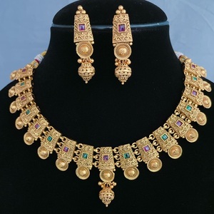 Diseño exclusivo de pulido antiguo glamoroso con aspecto de piedra Juego de collar chapado en oro con pendientes para boda para mujer - Product Image 1