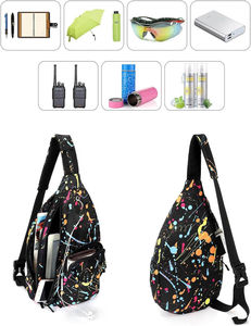 Mochila Unisex Ligera de Una Correa, Totalmente Sublimada, con Diseño Geométrico Moderno y Cadena - Product Image 4