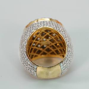 Une élégante bague hip-hop pour femme, fabriquée en or jaune 14 carats et ornée de diamants de laboratoire de pureté VVS. - Product Image 4