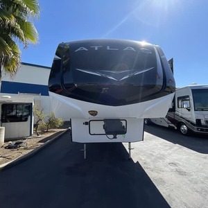 Remolque de Campamento Usado en Excelentes Condiciones, Nuevo Modelo 2022 Dutchmen A-t-l-a-s 3172R-L-K-B en Venta para Campamento y Viajes - Product Image 1