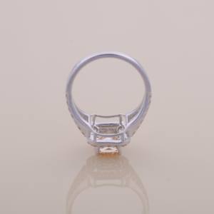 Anillo de oro amarillo y blanco de 9K con halo de diamantes amarillos de corte radiante de 2.43CT y tallo dividido - Product Image 5