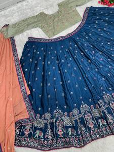 Tenue de mariée Lehenga Choli en chinon lourd avec broderie en fausse fourrure et dupatta pour les occasions de fête, design réversible - Product Image 3