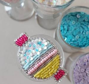 Pinzas para el pelo bordadas a mano hechas a medida con telas de algodón y lino, ideales para tiendas de accesorios para el cabello para reventa - Product Image 3