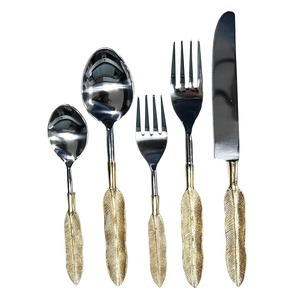 Juego de cubiertos de acero inoxidable al por mayor de plata de metal real de lujo con mango de diseño de plumas doradas Juego de cubiertos de boda sostenible - Product Image 1