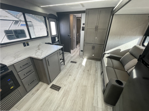 Autocaravanas Usadas Económicas 2024 2023 2022 2020 Keystones RV Hideout East 24FKS, Remolques de Viaje, Experimenta la Máxima Comodidad - Product Image 2