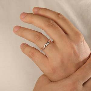 Bague torsadée bicolore Jeulia Amore pour homme - Argent sterling avec placage rhodium et accent en or 18 carats - Product Image 4