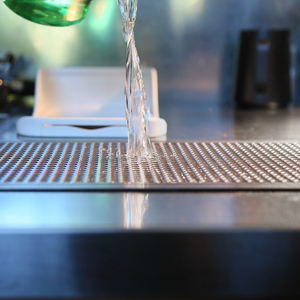 Plateau d'égouttage de bière en acier inoxydable intégré avec rinceur - Product Image 6