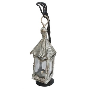 Lanterne à bougie en métal gothique en forme de crâne, support de pilier suspendu pour porche hanté et décoration d'Halloween en extérieur. - Product Image 1