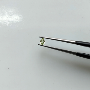 Peridoto Verde Natural, Corte Pera de 3x2MM, Gemas Sueltas de la Mejor Calidad para Joyería, Red Mountain Gems - Product Image 1