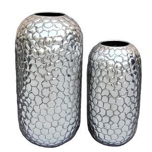 Jarrón de mesa de diseño en relieve hecho a mano de aluminio para el hogar, hoteles y restaurantes, jarrones de suelo de trompeta plateada para decoración de bodas - Product Image 1