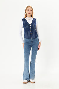 Gilet tricoté rayé à col en V décontracté pour femmes avec tissu d'usure extérieur à boutons - Product Image 4