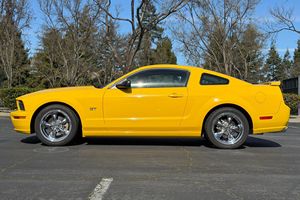 Ford Mustang GT Coupé 2006 d'occasion en bon état, sans réserve, 1 propriétaire jusqu'en 2025, boîte manuelle 5 vitesses, V8 4,6 litres, provenance Californie - Product Image 2