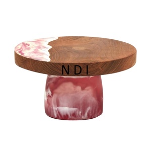 Plateau à gâteau au design élégant pour mariages et anniversaires, lot de deux, finition naturelle, support à gâteau en bois avec base en métal pour hôtels - Product Image 6