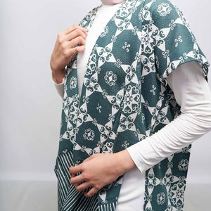 Ropa de abrigo exclusiva de Kimono Batik verde con patrón étnico cultural Capa cómoda para un aspecto elegante y modesto de Indonesia - Product Image 1