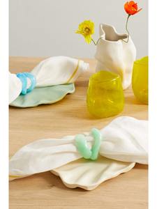 Anneau de serviette en résine fait à la main avec un motif floral artistique, parfait pour une table à manger de style rustique - Product Image 3