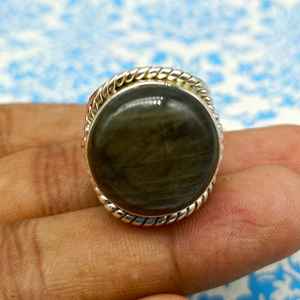 Bague en argent sterling 925 faite à la main avec lunette ronde en Labradite gris bleu flash pour les fêtes - Product Image 4