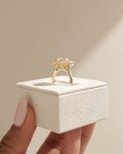 Bague de mariage en or massif 18 carats avec diamant de laboratoire ovale et halo taillé, style cathédrale, pour elle, avec de magnifiques bijoux - Product Image 3