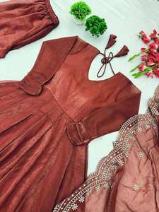 Robe de soirée de créateur-Dupatta dans un travail de séquence de broderie lourde - Product Image 4