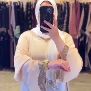Abayas élégantes et modestes brodées à la main pour femmes - Product Image 1