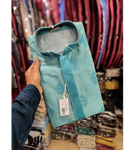 Kurta ethnique en soie douce pour hommes, toutes conçues avec un ajustement confortable pour les vêtements de mariage, fournisseur indien de style ethnique - Product Image 3