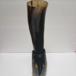 เขาสัตว์ขัดเงาทำมือ เป็นมิตรกับสิ่งแวดล้อม สำหรับดื่มสไตล์ไวกิ้งยุคกลาง พร้อมฐานวางเขาสัตว์และที่ใส่หนัง สำหรับเบียร์หรือมี้ด ขายส่งจำนวนมาก - Product Image 1