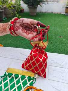 Conjunto de Bolso Potli y Pulseras Indias para Bodas, Recuerdos para Mujeres, Sangeet, Haldi, Mehndi, Ganey, Ganaas, Año Nuevo, Diwali - Product Image 3