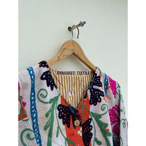 Chaqueta Kantha Bohemia para mujer de la India, diseño Suzani bordado a mano, algodón tejido con borde crudo, característica transpirable - Product Image 3