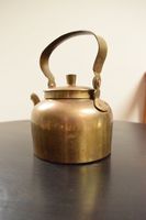 Cafetière à corps rond en laiton avec couvercle haut et poignée incurvée idéale pour les expositions d'art, les cafés du Moyen-Orient et la décoration intérieure