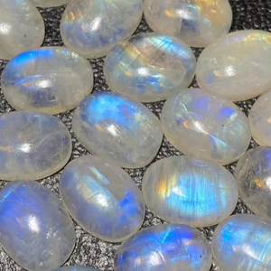 Venta al por mayor de cabujones de piedra lunar arcoíris azul llamativo, piedra preciosa natural blanca, pulido en ambos lados, forma ovalada, tercera parte. - Product Image 1