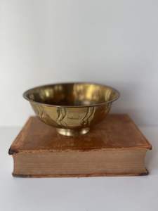 Cuenco de latón pulido con curvas hechas a mano y aspecto real, ideal para regalos formales y colecciones espirituales - Product Image 3