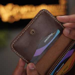 ไม่ใช่. กระเป๋าสตางค์แบบพับสองตอน 69 V2 สีน้ำตาลแบบดึงขึ้น - Product Image 3