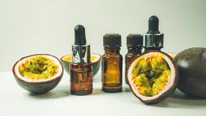 Huile de graines de fruit de la passion désodorisée en vrac, huile non raffinée pressée à froid pour cosmétiques et produits de soins de la peau | Mme Jessi - Product Image 6