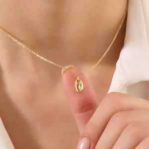 Colgante de Concha de Cauri en Plata de Ley 925 con Baño de Oro, Collar Minimalista con Concha Marina, Tema Oceánico, Cristiano, Unisex, Religioso - Product Image 6
