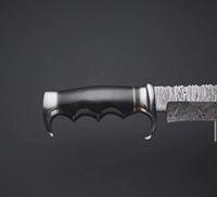 Couteau de camping Bowie fait main en acier Damas, bord partiellement dentelé, léger, multifonction, manche en corne de taureau, embouts en laiton