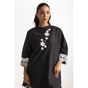 Camisa negra de mujer con cuello mandarín y adornos de tela. - Product Image 3
