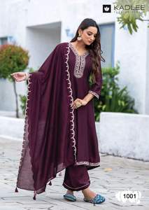 Lo último en tendencia con estilo Diseñador Fiesta y ropa informal Traje Vichitra Trabajo a mano real e hilo Trabajo Top y con pantalón con Dupatta - Product Image 2