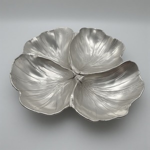 Elegante Servidor de frutas secas de aluminio con compartimentos triples de hojas en acabado dorado antiguo para interiores decorativos de comedor. - Product Image 5