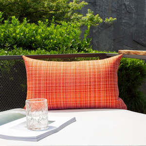 Coussin carré d'extérieur imperméable de qualité supérieure, couleurs vives disponibles en tailles 12"x20" et 18"x18", rembourré en mousse à mémoire de forme pour usage extérieur. - Product Image 5