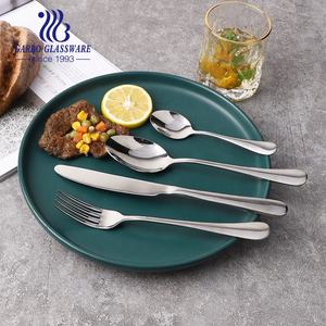 Juego de cubiertos de plata modernos diseñados para las comidas diarias con una construcción de acero inoxidable resistente y un acabado liso. - Product Image 3