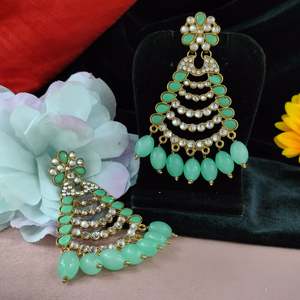 Boucles d'oreilles Kundan Stone Fusion intégrant chaque pierre avec précision et soin Élégant et opulent Parfait pour les occasions spéciales - Product Image 6