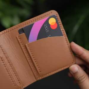 Cartera vertical de piel plegable No.86 en color marrón italiano - Product Image 2