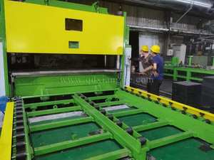 Presse de <span class=keywords><strong>vulcanisation</strong></span> automatique de colonne pour le dispositif push-pull de moule de pneus pleins inclus machines de traitement du caoutchouc - Product Image 3