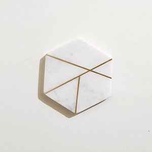 Dessous de verre élégants en or et marbre naturel Dessous de verre élégants en laiton Dessous de verre en pierre à plateau en gros pour la maison et les tapis de table - Product Image 1