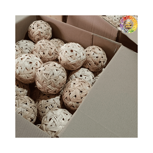 Boules décoratives en rotin, ornements de Noël artisanaux et décoration intérieure du Nouvel An, boules tissées Sepaktakraw du Vietnam - Product Image 1