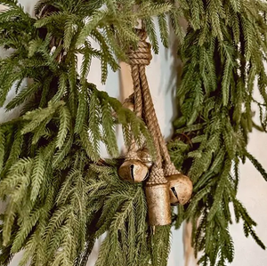 Lot de 5 cloches de Noël en métal décoratif en laiton AK, finition dorée antique, sur corde pour décoration de Noël/décoration intérieure - Product Image 1