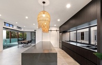 Armoire de cuisine en mélamine durable, porte HPL, surface imperméable avec dessus en pierre de quartz artificielle