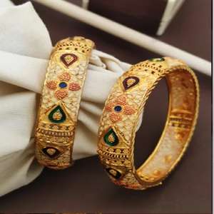 Brazaletes de latón apilables con un patrón de diamantes clásico y adornos de piedra roja y verde alternados, a precios al por mayor. - Product Image 6