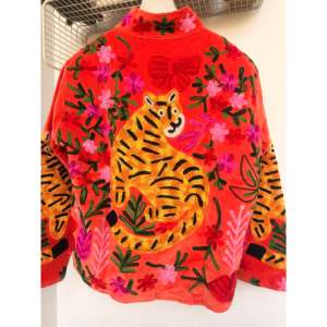 Blouson Bomber Réversible Brodé en Velours Orange Tigre pour Femme, Style Universitaire, Personnalisé, Court, en Satin, Lin et Cuir – Collection Automne - Product Image 2